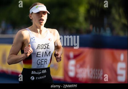 Monaco, Germania. 12th ago, 2022. Campionati europei, Campionato europeo, triathlon, gara individuale, donne, Al Parco Olimpico. Nina EIM dalla Germania in azione. Credit: Sven Hoppe/dpa/Alamy Live News Foto Stock