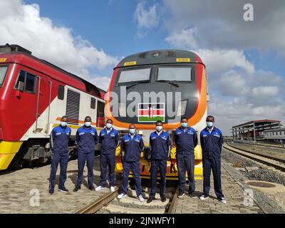 Nairobi. 14th ago, 2022. I membri della prima coorte di locomotori kenioti indipendenti posano per una foto di gruppo a Nairobi, Kenya, 19 febbraio 2022. Credit: Notizie dal vivo su Xinhua/Alamy Foto Stock