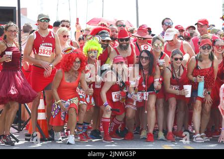 New Orleans, Stati Uniti. 13th ago, 2022. La gente partecipa a Red Dress Run, un evento di beneficenza, a New Orleans, Stati Uniti, 13 agosto, 2022. Credit: LAN Wei/Xinhua/Alamy Live News Foto Stock