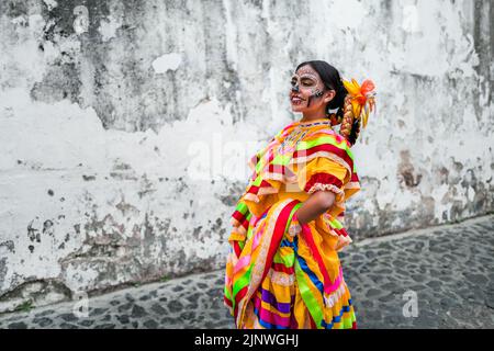 Una ragazza messicana, vestita come la Catrina, icona della cultura pop messicana, danza durante le celebrazioni del giorno dei morti a Taxco, Messico. Foto Stock