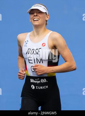 Monaco, Germania. 12th ago, 2022. Campionati europei, Campionato europeo, triathlon, gara individuale, donne, Al Parco Olimpico. Nina EIM dalla Germania in azione. Credit: Sven Hoppe/dpa/Alamy Live News Foto Stock