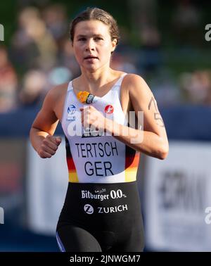 Monaco, Germania. 12th ago, 2022. Campionati europei, Campionato europeo, triathlon, gara individuale, donne, Al Parco Olimpico. Lisa Tertsch dalla Germania in azione. Credit: Sven Hoppe/dpa/Alamy Live News Foto Stock