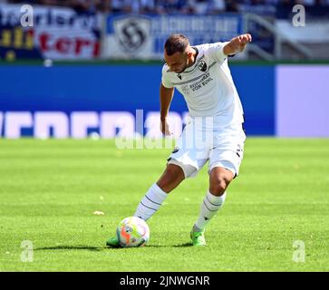 Karlsruhe, Germania. 13th ago, 2022. Calcio: 2nd Bundesliga, Karlsruher SC - SV Sandhausen, giorno 4, al BBBank Wildpark. Ahmed Kutucu di Sandhausen. Credito: Uli Deck/dpa - NOTA IMPORTANTE: In conformità ai requisiti della DFL Deutsche Fußball Liga e del DFB Deutscher Fußball-Bund, è vietato utilizzare o utilizzare fotografie scattate nello stadio e/o della partita sotto forma di sequenze di immagini e/o serie di foto simili a video./dpa/Alamy Live News Foto Stock