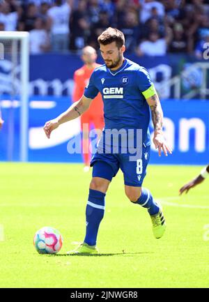 Karlsruhe, Germania. 13th ago, 2022. Calcio: 2nd Bundesliga, Karlsruher SC - SV Sandhausen, giorno 4, al BBBank Wildpark. Jerome Gondorf di Karlsruhe. Credito: Uli Deck/dpa - NOTA IMPORTANTE: In conformità ai requisiti della DFL Deutsche Fußball Liga e del DFB Deutscher Fußball-Bund, è vietato utilizzare o utilizzare fotografie scattate nello stadio e/o della partita sotto forma di sequenze di immagini e/o serie di foto simili a video./dpa/Alamy Live News Foto Stock