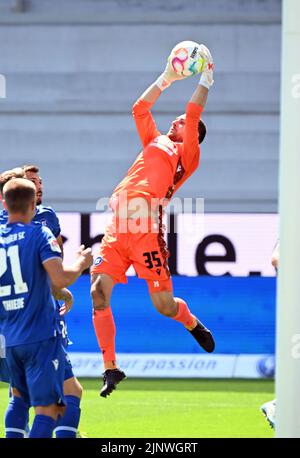 Karlsruhe, Germania. 13th ago, 2022. Calcio: 2nd Bundesliga, Karlsruher SC - SV Sandhausen, giorno 4, al BBBank Wildpark. Marius Gersbeck di Karlsruhe. Credito: Uli Deck/dpa - NOTA IMPORTANTE: In conformità ai requisiti della DFL Deutsche Fußball Liga e del DFB Deutscher Fußball-Bund, è vietato utilizzare o utilizzare fotografie scattate nello stadio e/o della partita sotto forma di sequenze di immagini e/o serie di foto simili a video./dpa/Alamy Live News Foto Stock