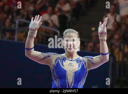 Monaco, Germania. 13th ago, 2022. Ginnastica: Campionati europei, Parco Olimpico, finale, donne, ginnastica tedesca Elisabeth Seitz festeggia dopo la sua esibizione sul pavimento. Credit: Soeren Stache/dpa/Alamy Live News Foto Stock