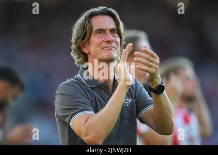 13 ago 2022 - Brentford contro Manchester United - Premier League - GTECH Community Stadium Brentford Head Coach Thomas Frank festeggia con i fan di Brentford dopo la vittoria del 4-0 sul Manchester United nella partita della Premier League al GTECH Community Stadium di Londra. Foto : Mark Pain / Alamy Live News Foto Stock