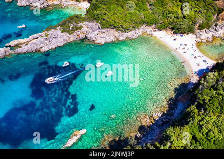 Isola di Corfù, Grecia . Vista aerea della bellissima spiaggia doppia con acque turchesi limpide Limni spiaggia Glyko vicino Paleokastritsa Foto Stock