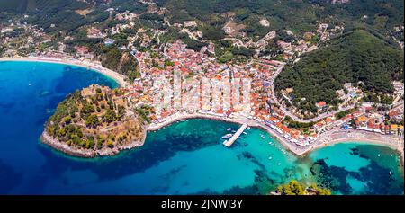 Vista aerea del drone di Parga colorata città con castello veneziano e spiaggia Valtos . Epiro, Grecia destinazioni estive e località popolari Foto Stock