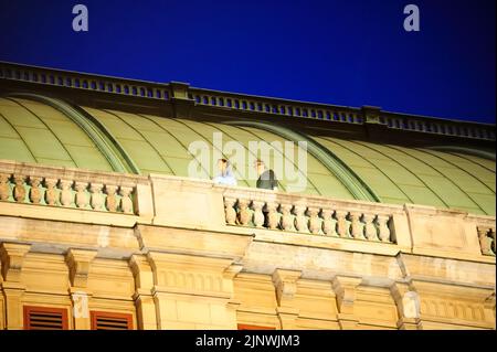 Vienna, Austria. Agosto 28, 2014. Filming for Mission: Impossible 5 al Vienna state Opera con Rebecca Ferguson (L) e Christopher McQuarrie (R) Foto Stock