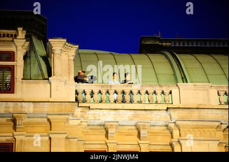 Vienna, Austria. Agosto 28, 2014. Filming for Mission: Impossible 5 al Teatro dell'Opera di Vienna con Rebecca Ferguson (centro) Foto Stock