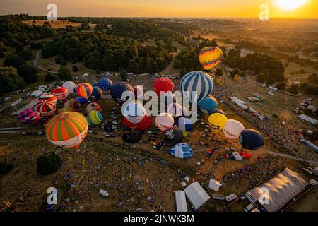 Le mongolfiere prendono il via durante la salita di massa della Bristol International Balloon Fiesta 2022. Data immagine: Domenica 14 agosto 2022. Foto Stock