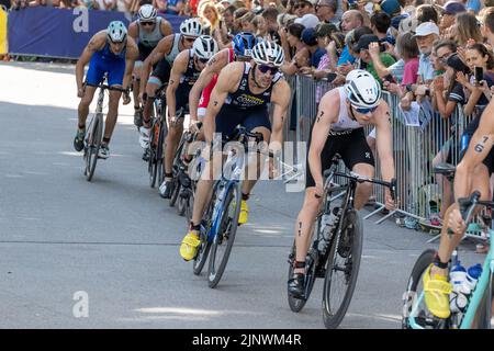 Monaco, Germania. 13th ago, 2022. Campionati europei, Campionato europeo, Triathlon, 39,2 km di bicicletta, uomini: Joao Pareira (Portogallo), Léo Bergere (Francia), Alois Knabl (Austria), Dorian Coninx (Francia) e Tim Hellwig (Germania) in azione. Credit: Ulrich Gamel/Kolbert-Press/dpa/Alamy Live News Foto Stock