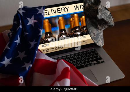 computer portatile con consegna vino e bandiera usa Foto Stock