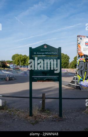 Cartello d'ingresso a St George Park per il parco ruota, Bristol, Regno Unito (Aug22) Foto Stock