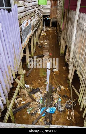 Kalamantan centrale, Indonesia, 20 maggio 2022 - la spazzatura è scaricata tra le case lungo la riva del fiume. Foto Stock