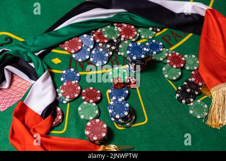 Chip di poker, bandiera degli Emirati Arabi Uniti sul tavolo del blackjack Foto Stock