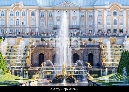 22 giugno 2022, Peterhof, San Pietroburgo, Russia. Grand Palace, la fontana di Samson e molti turisti nel parco inferiore di Peterhof in una giornata di sole Foto Stock