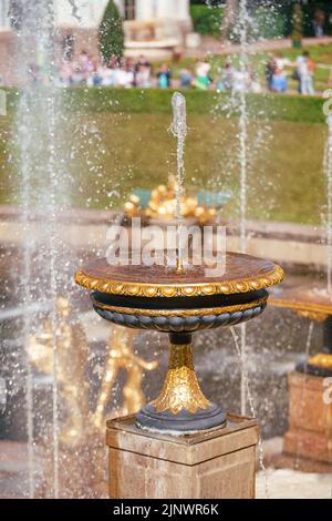 22 giugno 2022, Peterhof, San Pietroburgo, Russia. Fontana nel parco inferiore di Peterhof in una giornata di sole Foto Stock