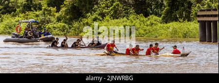 Central Kalamantan, Indonesia, 20 maggio 2022 - 6-persone equipaggi fila in gara annuale. Foto Stock