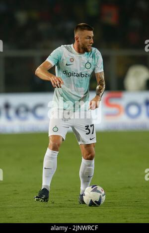 Il difensore slovacco Milan Skriniar controlla la palla durante la Serie A tra Lecce e Inter allo Stadio Via del Mare Ettore Giardiniero di Lecce, il 13 agosto 2022. InterÕs Foto Stock