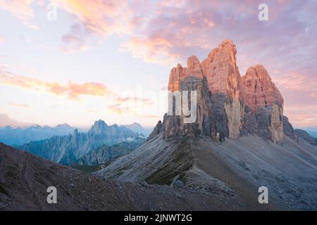 Splendida vista sulle tre cime di Lavaredo, (tre cime di Lavaredo) durante una bella alba. Foto Stock