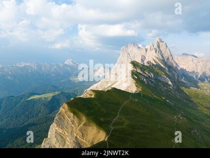 Vista dall'alto, splendida vista aerea della catena montuosa di Seceda durante una splendida giornata di sole. Foto Stock