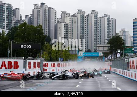 Seul, Corea. 13th ago, 2022. 8/13/2022 - Jake Dennis (GBR), Avalanche Andretti, BMW IFE.21, guida Edoardo Mortara (che), ROKIT Venturi Racing, Silver Arrow 02, Stoffel Vandoorne (bel), Mercedes Benz EQ, EQ Silver Arrow 02, Jean-Eric Vergne (fra), DS Techeetah, DS e-Tense FE21, e il resto del campo sul giro di apertura durante la Formula e Round 15 - Seoul e-Prix a Seoul, Corea. (Foto di Carl Bingham/Motorsport Images/Sipa USA) Credit: Sipa USA/Alamy Live News Foto Stock