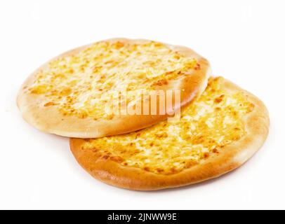 Piccola pizza fatta in casa con quattro formaggi Foto Stock