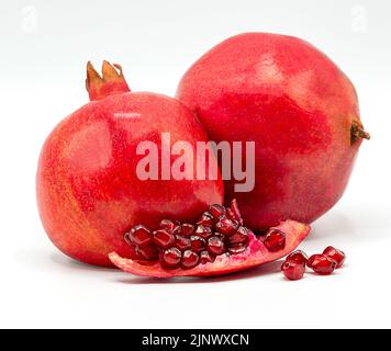 melograno isolato su fondo bianco, foglie di melograno e affettato Foto Stock