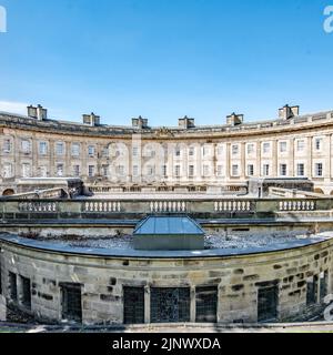Il Crescent nel Buxton Derbyshire, un edificio georgiano classificato di livello 1 che si affaccia sulle pendici (in primo piano è la sala Pump). Foto Stock