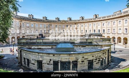 Il Crescent nel Buxton Derbyshire, un edificio georgiano classificato di livello 1 che si affaccia sulle pendici (in primo piano è la sala Pump). Foto Stock