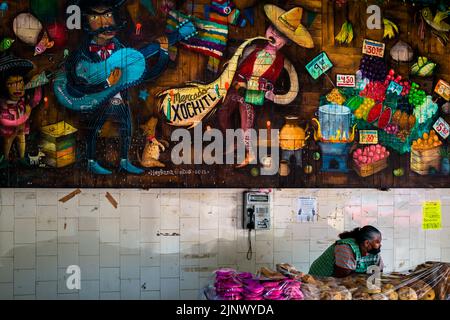 Una donna messicana vende Pan de Muerto, un tradizionale pane dolce messicano, durante le celebrazioni del giorno dei morti (Día de Muertos) a Xochimilco, Messico. Foto Stock