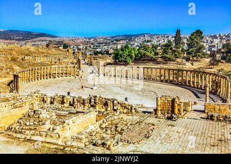 Ovale Plaza 160 colonne ioniche Antica Città Romana Jerash Giordania. Jerash dal 300 a.C. al 600 d.C. la città romana più originale del Medio Oriente. Foto Stock