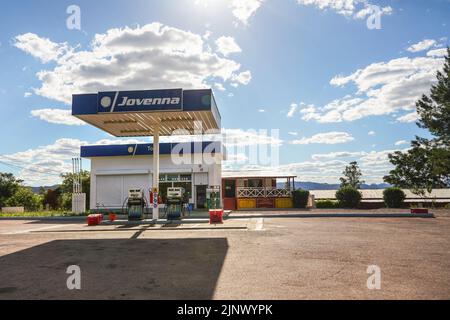 Ranohira, Madagascar - 05 maggio 2019: Stazione di servizio tipica (marchio Jovenna blu) in Madagascar il giorno di sole. Parcheggio in cemento vuoto di fronte al carburante Foto Stock