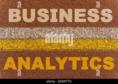 Concetto aziendale. Sul tapis roulant, le parole Business e ANALYTICS sono separate da due linee. Foto Stock