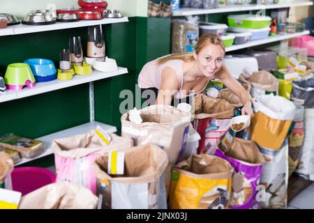 Donna donna che guarda attraverso diverse tratta per i cani Foto Stock