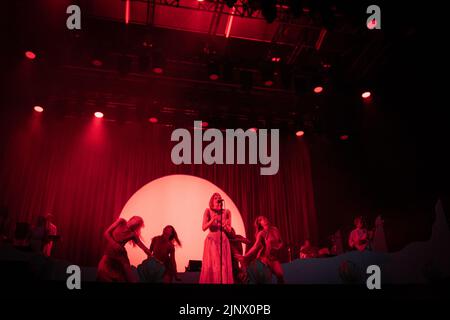 Oslo, Norvegia. 13th ago, 2022. La cantante, musicista e cantautrice norvegese Aurora si esibisce in un concerto dal vivo durante il festival musicale norvegese Oyafestivalen 2022 di Oslo. (Photo Credit: Gonzales Photo/Alamy Live News Foto Stock