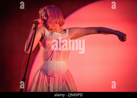 Oslo, Norvegia. 13th ago, 2022. La cantante, musicista e cantautrice norvegese Aurora si esibisce in un concerto dal vivo durante il festival musicale norvegese Oyafestivalen 2022 di Oslo. (Photo Credit: Gonzales Photo/Alamy Live News Foto Stock