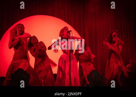 Oslo, Norvegia. 13th ago, 2022. La cantante, musicista e cantautrice norvegese Aurora si esibisce in un concerto dal vivo durante il festival musicale norvegese Oyafestivalen 2022 di Oslo. (Photo Credit: Gonzales Photo/Alamy Live News Foto Stock