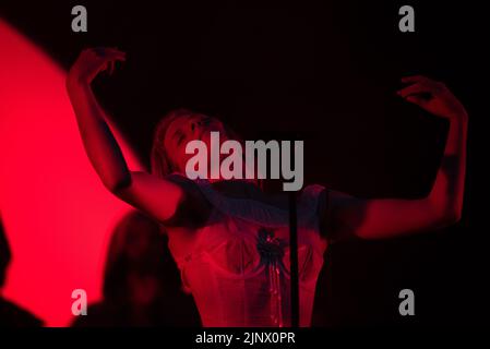 Oslo, Norvegia. 13th ago, 2022. La cantante, musicista e cantautrice norvegese Aurora si esibisce in un concerto dal vivo durante il festival musicale norvegese Oyafestivalen 2022 di Oslo. (Photo Credit: Gonzales Photo/Alamy Live News Foto Stock