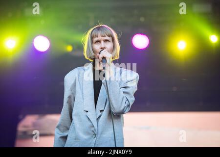 Oslo, Norvegia. 13th ago, 2022. La cantante, cantautrice e musicista norvegese Jenny Hval si esibisce in un concerto dal vivo durante il festival musicale norvegese Oyafestivalen 2022 di Oslo. (Photo Credit: Gonzales Photo/Alamy Live News Foto Stock