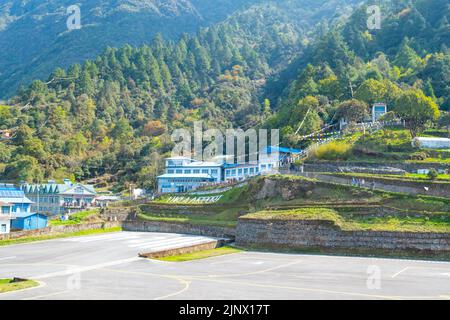 Lukla, Nepal - 21 aprile 2022: Vista del villaggio di Lukla e dell'aeroporto di Lukla, Valle di Khumbu, Solukhumbu, Everest, Nepal Himalaya, Lukla è la porta d'accesso per Ev Foto Stock