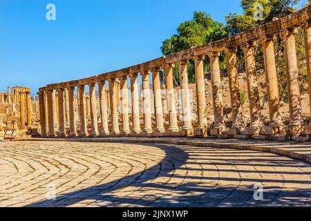 Ovale Plaza 160 colonne ioniche Antica Città Romana Jerash Giordania. Jerash dal 300 a.C. al 600 d.C. La città romana più originale del Medio Oriente. Foto Stock