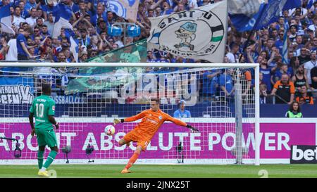 GELSENKIRCHEN, GERMANIA - 13 AGOSTO: Portiere Alexander Schwolow di Schalke 04 durante la partita della Bundesliga tedesca tra Schalke 04 e Borussia Monchengladbach alla Veltins Arena il 13 agosto 2022 a Gelsenkirchen, Germania (Foto di Marcel ter Bals/Orange Pictures) Foto Stock