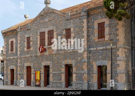 Vecchia stazione ferroviaria nella città di Mallorcan di Arta, attualmente sede dell'ufficio turistico comunale. Isola di Mallorca, Spagna Foto Stock