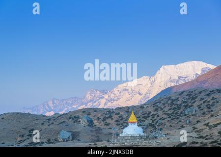 Stupa vicino al villaggio di Dingboche con bandiere di preghiera e monti Kangtega e Thamserku - modo per il campo base Everest - Valle Khumbu - Nepal. Viaggi e. Foto Stock