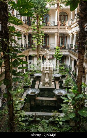 Cortile interno del Grand Palace Hotel Malang, provincia di Giava Est, Indonesia Foto Stock