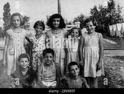 Ritratto di gruppo di ragazze e ragazzi negli anni '50s, Bulgaria Foto Stock