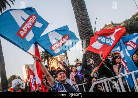 Le persone sono in possesso di bandiere per l'approvazione di una nuova costituzione. Convocazione a Viña del Mar, Cile, per l'approvazione per definire lo sviluppo di una nuova costituzione, che sarà definita il 4 settembre 2022, approva / rifiuta voto. Foto Stock